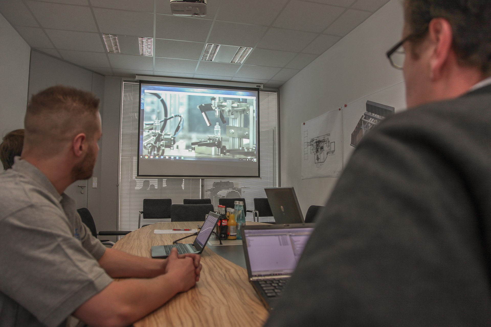Basotec Konstrukteur bespricht ein Automatisierungsprojekt mit einem Kunden