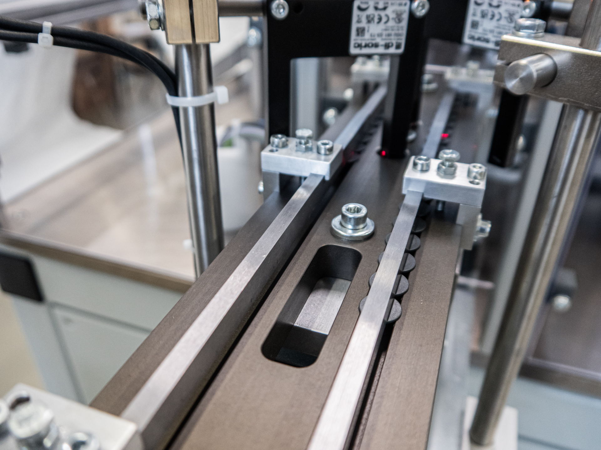 Linearstrecke von Basotec für die Zuführung von Spritzgussteilen