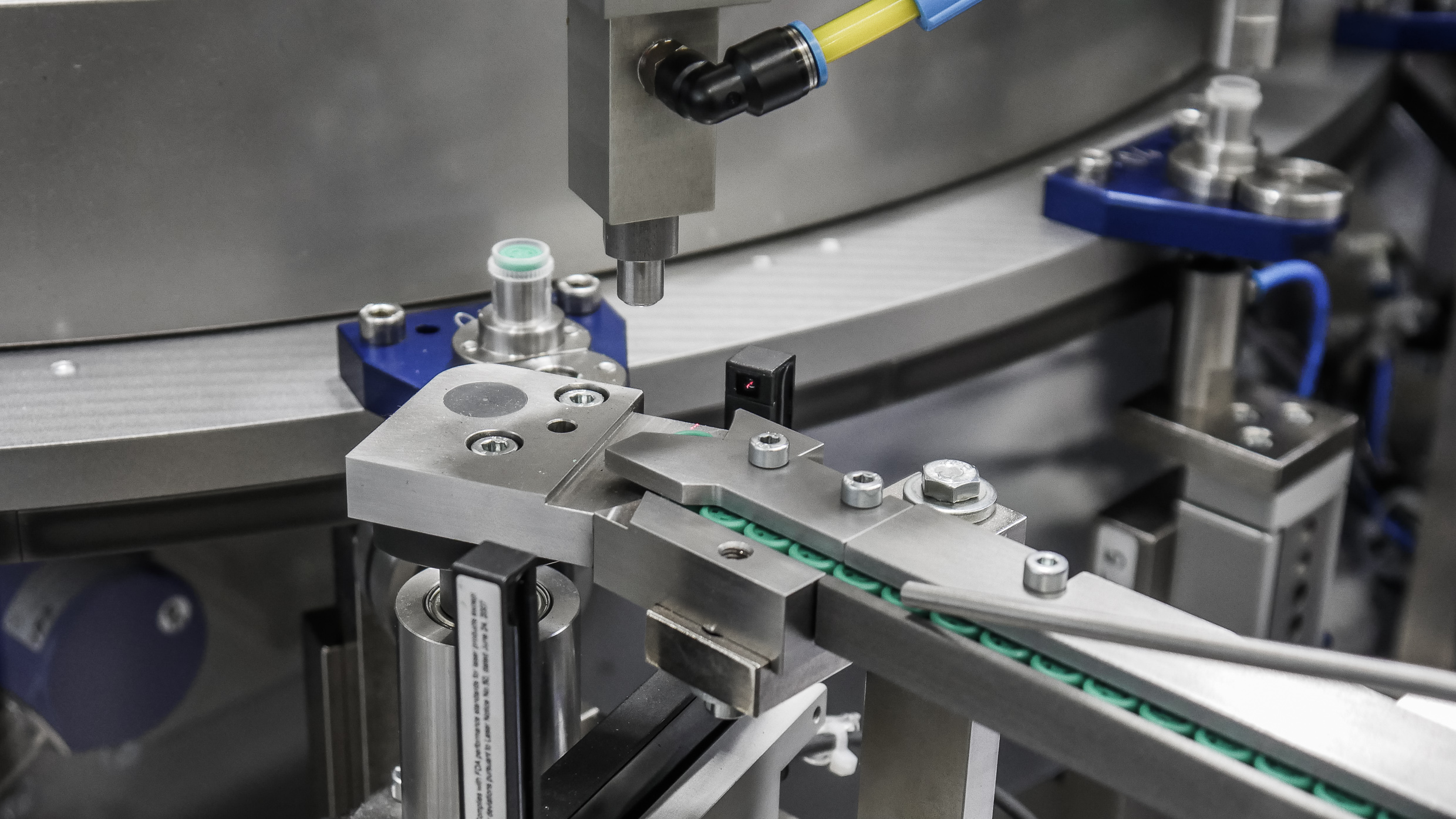 Zuführsystem von Basotec für Bauteile aus Pharma und Medizintechnik