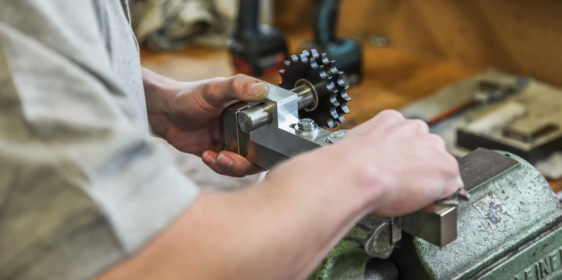 Basotec Servicetechniker, die selbst Maschinen bauen